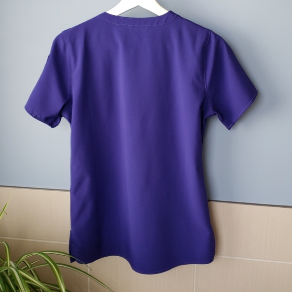 Carhartt purple scrub top - Picture 4 of 5